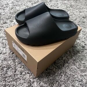 Yeezy slide onyx size 10
